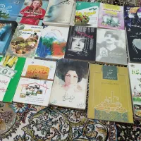تعدادی کتاب رمان ودرسی به فروش می‌رسد
