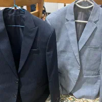 دو دست کت و شلوار سرمه ای و خاکستری