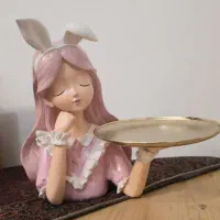 مجسمه دختر سینی به دست