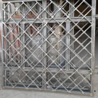 خریدار در وپنجره دست دوم