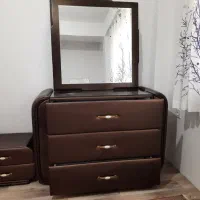 میز آرایش چرم قهوه ای و همراه با پاتختی