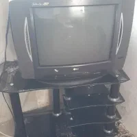 تلویزیون ۲۱ اینچ lg سالم و میز تلویزیون  باهم