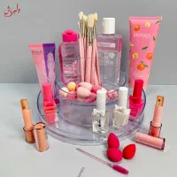 فروشنده دو شیفت لوازم آرایشی