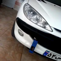 یک جفت چراغ جلو مدرن