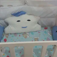 تخت کنار مادر . گهواره ای