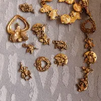 تعدادی دستبند و چند تکه برنجی