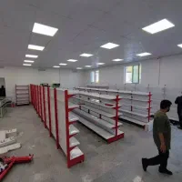 دویست تا قفسه وسط فروشگاهی