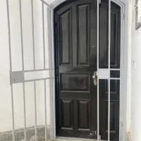 در ورودی چوبی به همراه حفاظ آهنی