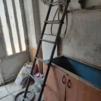 یک عدد نردبان اهنی سالم