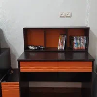 میز تحریر و قفسه کتاب