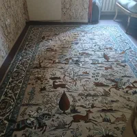 فرش رنگ کرم با چند عدد پارگی