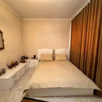 تخت و پاتختی و کمد بزرگ دارای طبقه و رگال لباس