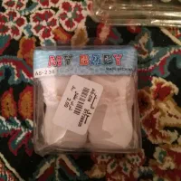 سه جفت پاپوش نوزاد با یه کلاه با یه عروسک بافتنی