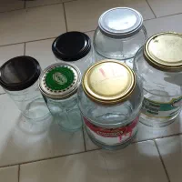 تعدادی شیشه رب و مربا
