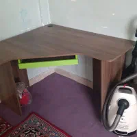 میز مناسب گذاشتن کتاب و تکلیف مدرسه و درس خوندن