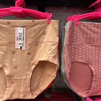 فروشنده خانم در لباس زیر درگهان بازار قدیم