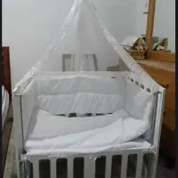 تخت کنار مادر گهواره شو