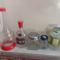 تعدادی ظروف شیشه ای