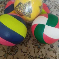 ۴ عدد توپ والیبال و ۱ فوتبال