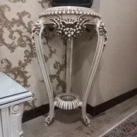 میز کنار سالنی سطنتی