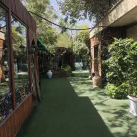 سفارش گیر و سالن کار رستوران