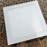 تعدادی لامپ هالوژن و پنل توکار و روکار