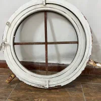 پنجره گرد فلزی