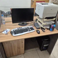 میز اداری و کامپیوتر