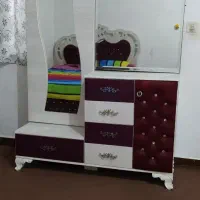 آینه و میز آرایش .
