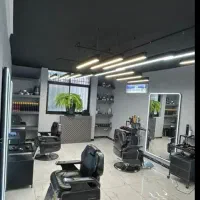 ارایشگر با مشتری و وردست