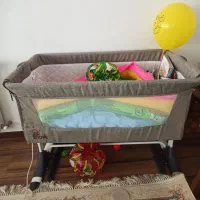 تخت کنار مادر زویی