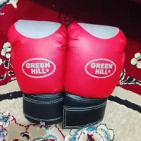 کیسه بوکس همراه با دستکش بوکس