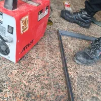 جوشکاری سیار. نصب منبع اب. لوله کشی اب