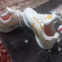 یک حفت کفش اسپورت سفید ادیداس در حد نو نو