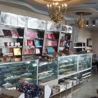 فروشنده خانم برای قنادی