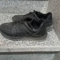 دوتاکفش یکی نیم بوت یکی کتونی