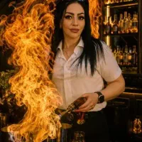 بارمن خانم با نوشیدنی های خاص برای میهمانی ها
