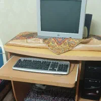 میز با کامپیوتر