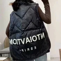 به یک ف،رو،شنده درب امام زاده نیازمند،م