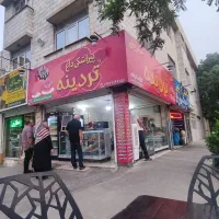 فروشنده نان و شیرینی