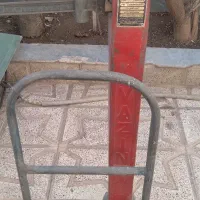 باسکول و گیره آهنی پایه‌دار