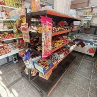 قفسه وسط فلزی