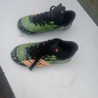 کفش فوتبال  روی چمن سالم