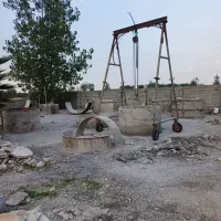 کارگر ساده برای بتن ریزی قالب کلاف