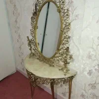 آینه وشمعدان ومیز به فروش می‌رسد