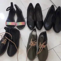 تعدادی کفش به فروش میرسد