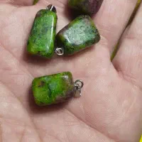 مدال آویزهای سنگ طبیعی طرح دفرمه خاص و کمیاب|جواهرات|ارومیه, |دیوار