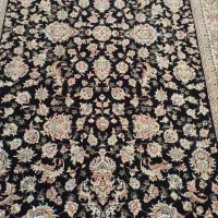 فرش مشکی دور کرم گل افشون