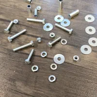 مقدار متنابهی پیچ و مهره و واشر و بوش