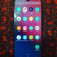 گوشی کاملن سالم فقط یه تیکه شکسته گوشه پایین